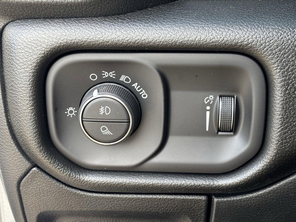 RAM 1500 Tradesman Crew Cab SWB 4WD 2026