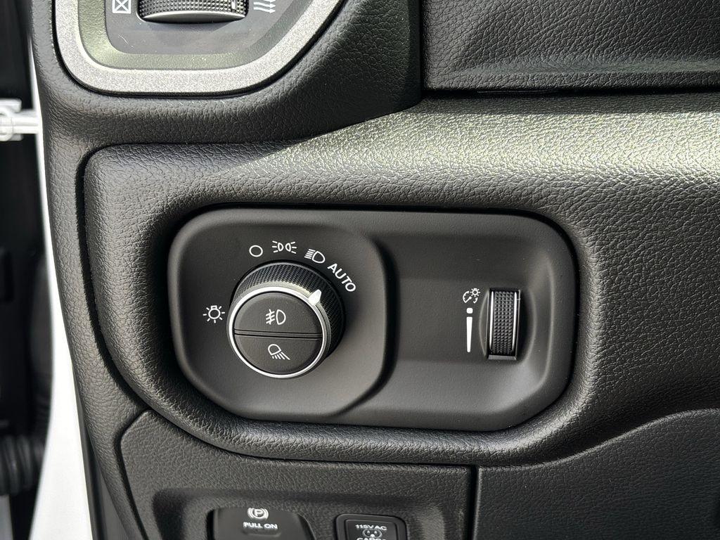 RAM 1500 Tradesman Crew Cab SWB 4WD 2026