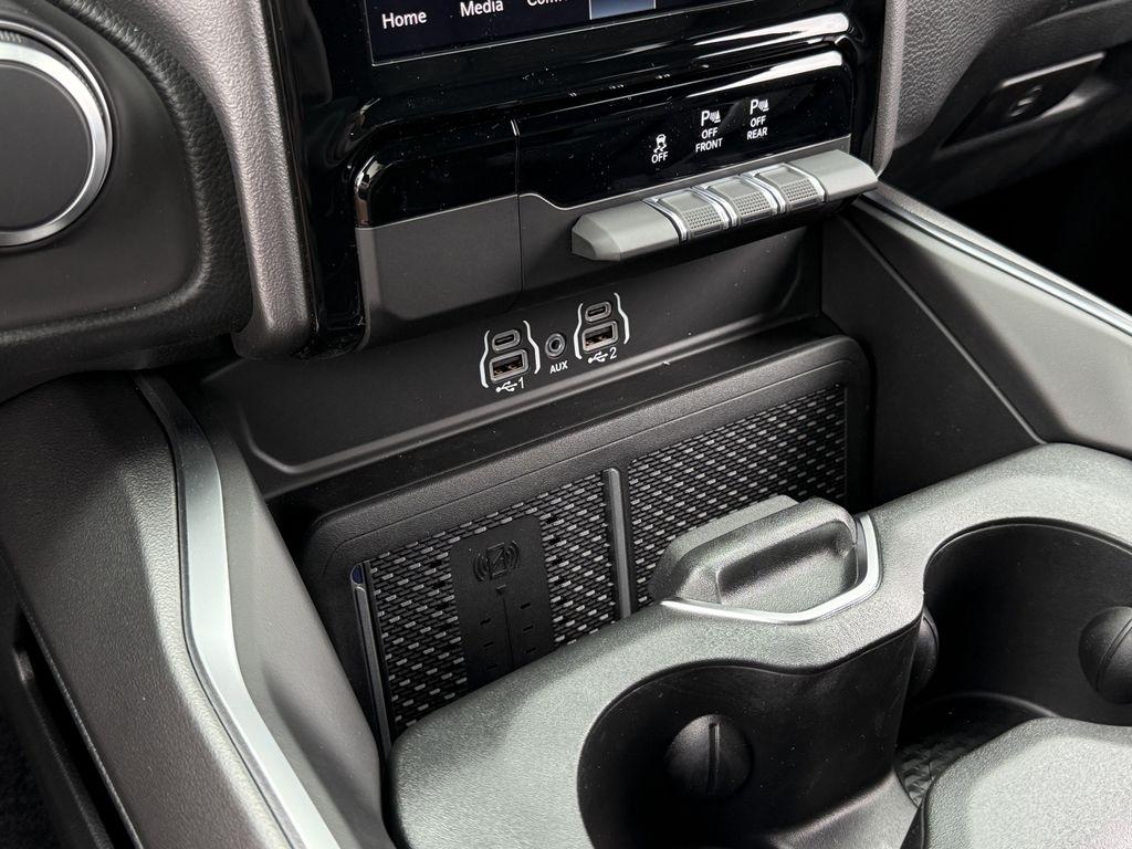 RAM 1500 Big Horn Crew Cab SWB 4WD 2026