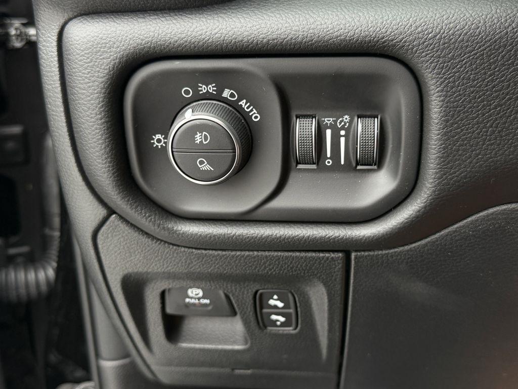 RAM 1500 Big Horn Crew Cab SWB 4WD 2026