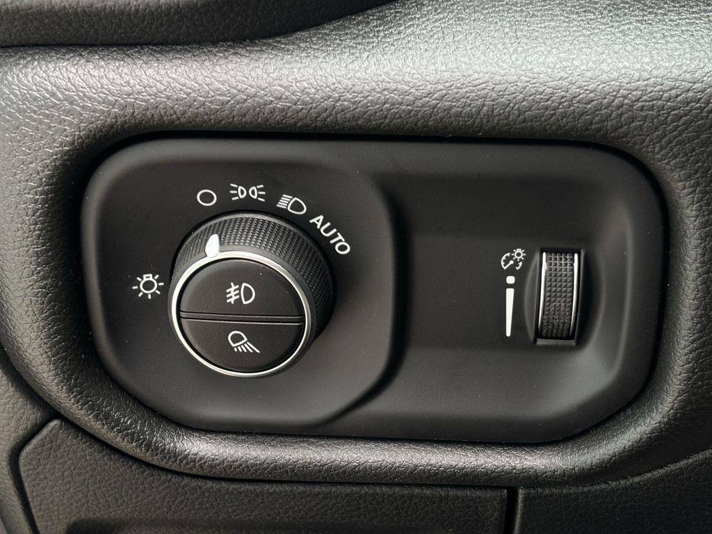 RAM 1500 Tradesman Crew Cab SWB 4WD 2026