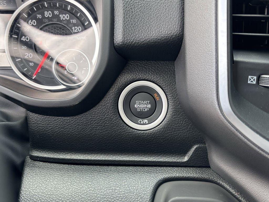 RAM 1500 Tradesman Crew Cab SWB 4WD 2026