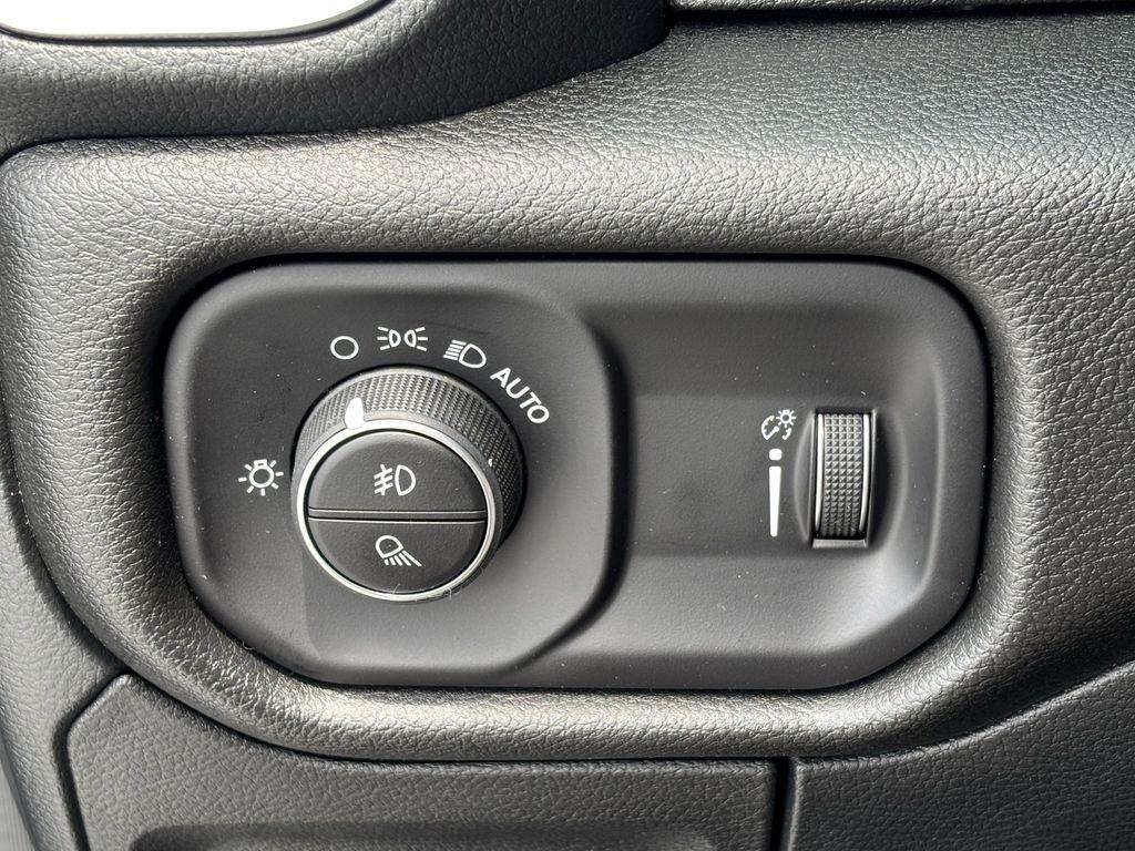RAM 1500 Tradesman Crew Cab SWB 4WD 2026