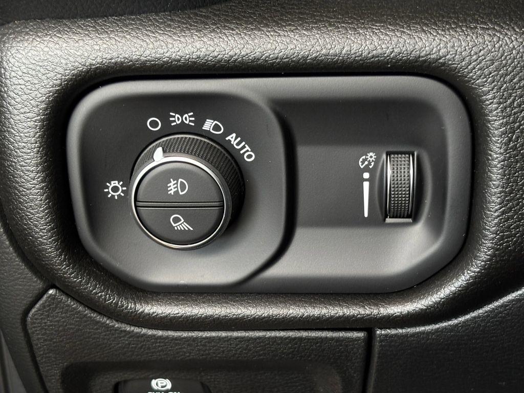 RAM 1500 Tradesman Crew Cab SWB 2WD 2026