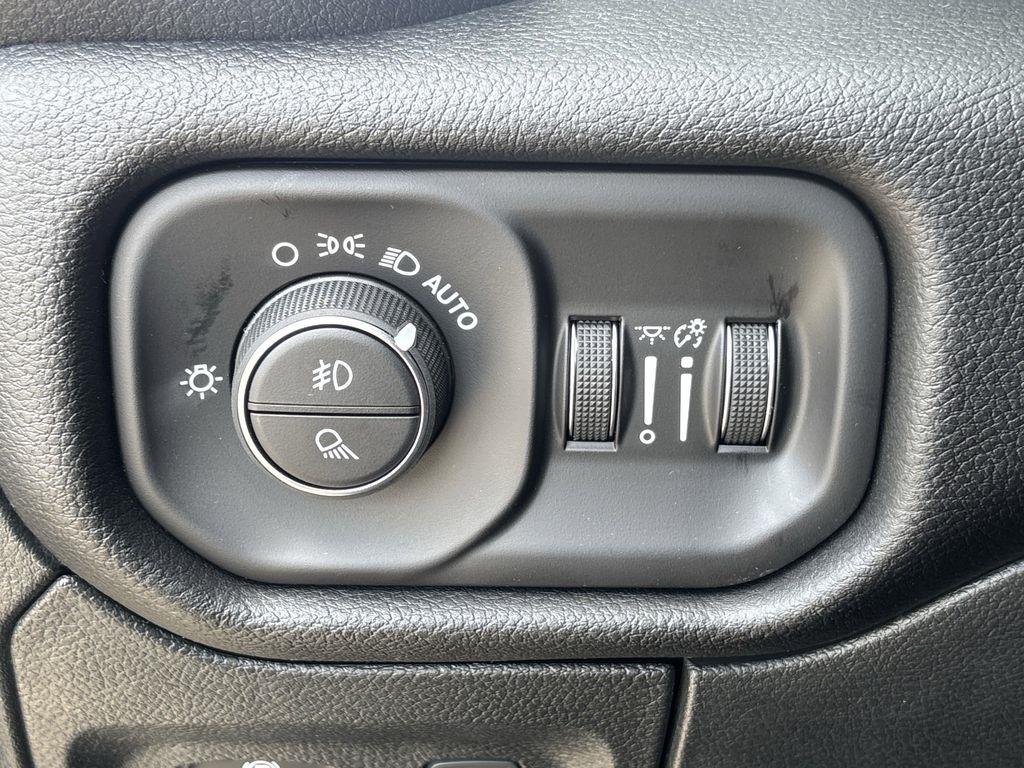 RAM 1500 Big Horn Crew Cab SWB 4WD 2026