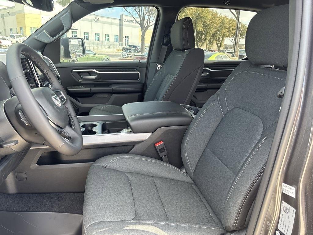 RAM 1500 Big Horn Crew Cab SWB 4WD 2026