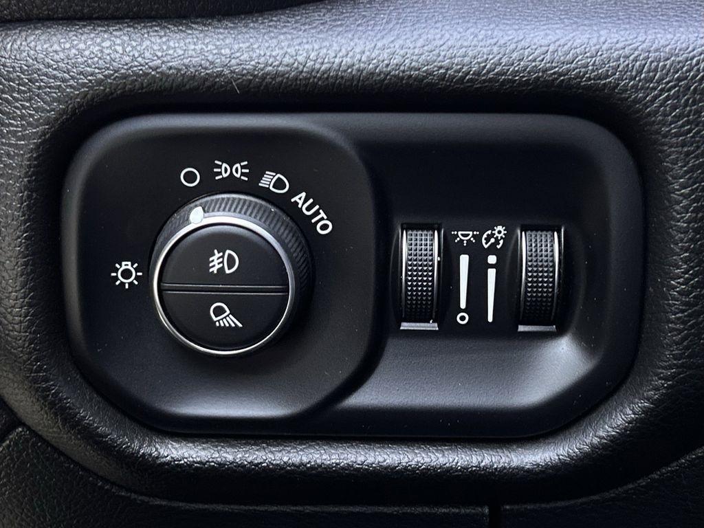 RAM 1500 Big Horn Crew Cab SWB 4WD 2025