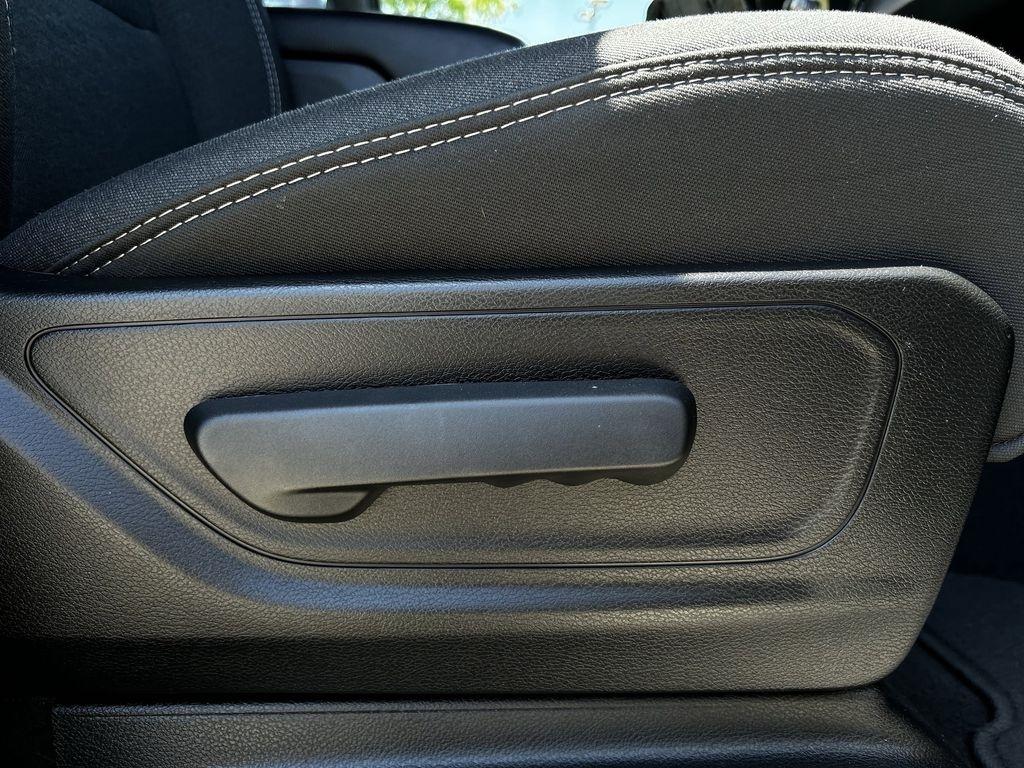 RAM 1500 Big Horn Crew Cab SWB 4WD 2025