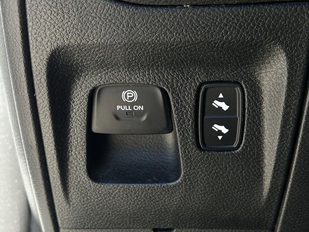 RAM 1500 Laramie Crew Cab SWB 4WD 2025