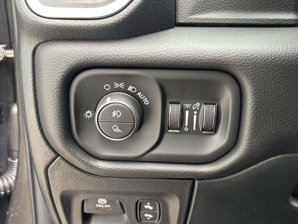 RAM 1500 Big Horn Crew Cab SWB 4WD 2026