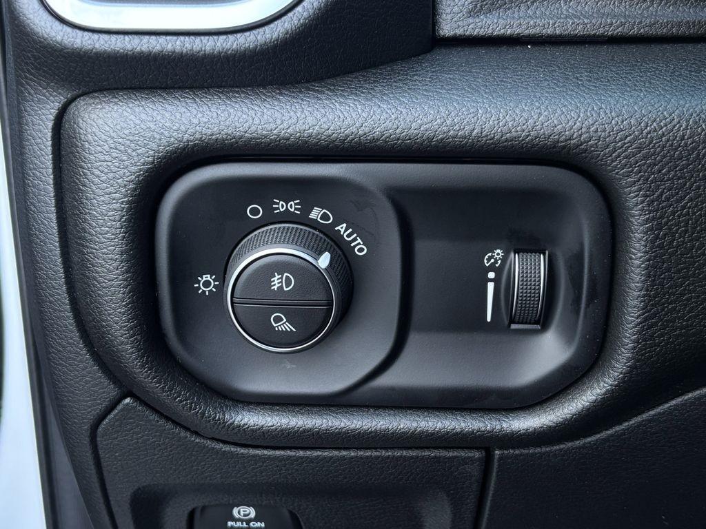 RAM 1500 Tradesman Crew Cab SWB 4WD 2026