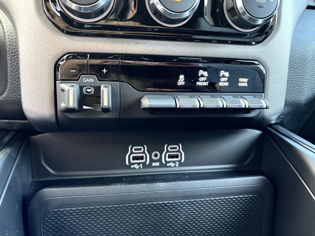 RAM 1500 Big Horn Crew Cab SWB 4WD 2026