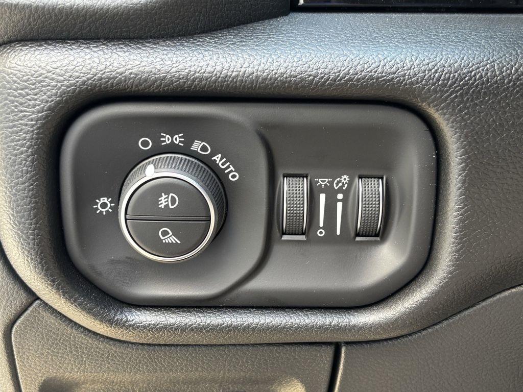 RAM 1500 Rebel Crew Cab SB 4WD 2026