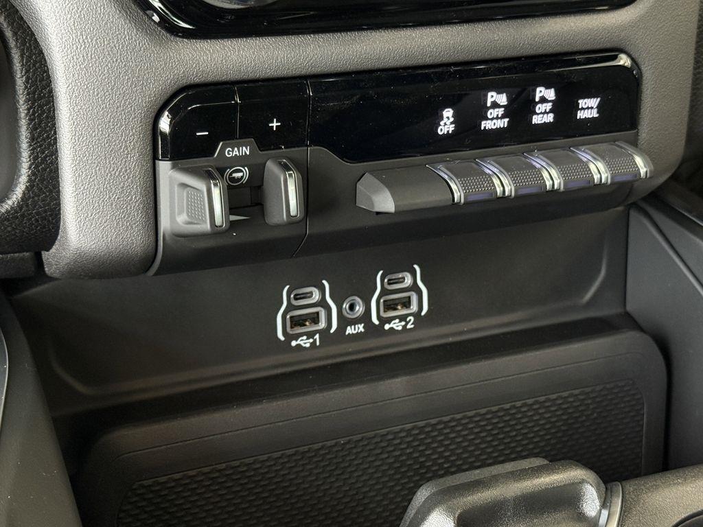 RAM 1500 Big Horn Crew Cab SWB 4WD 2026