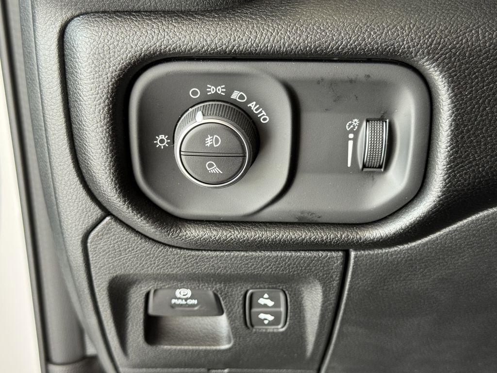 RAM 1500 Big Horn Crew Cab SWB 4WD 2026