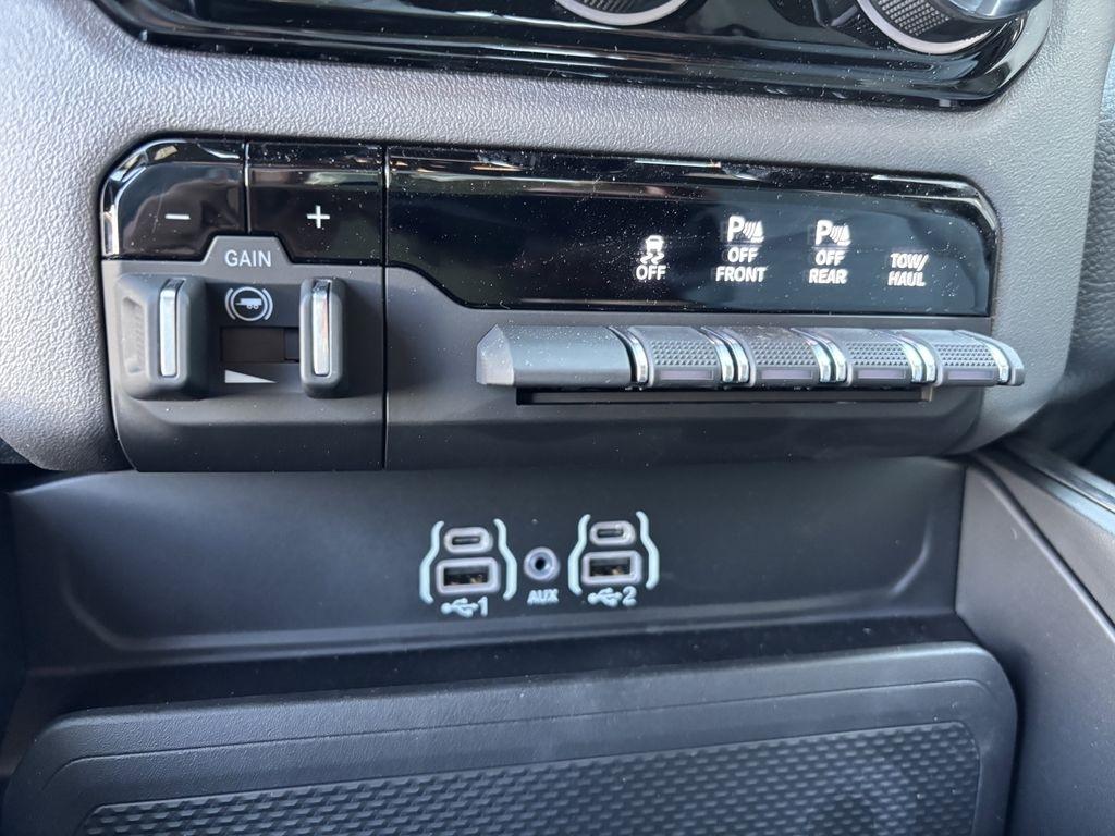 RAM 1500 Big Horn Crew Cab SWB 4WD 2026