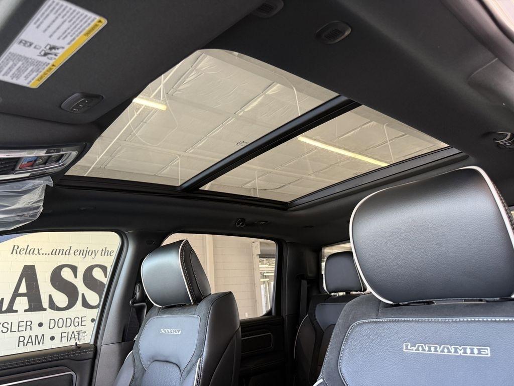 RAM 1500 Laramie Crew Cab SWB 4WD 2026