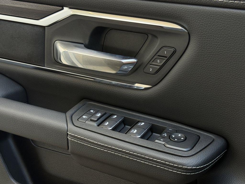 RAM 1500 Laramie Crew Cab SWB 2WD 2026