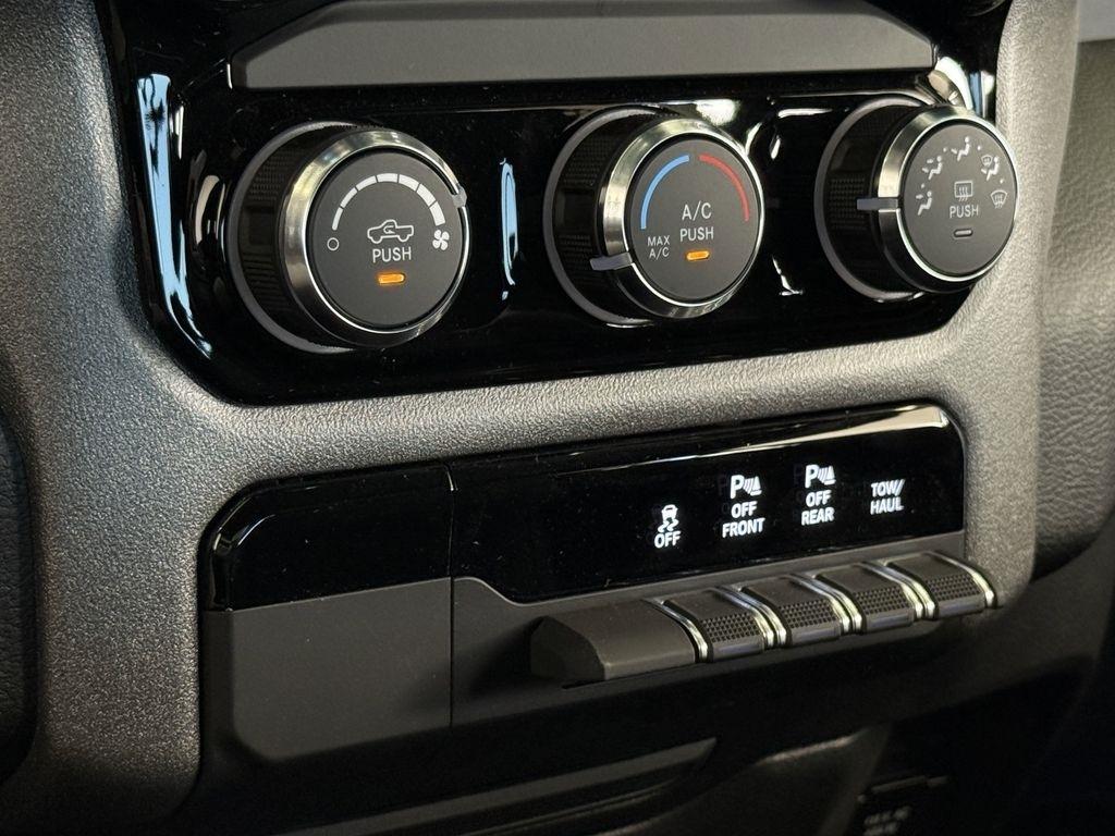 RAM 1500 Tradesman Crew Cab SWB 4WD 2025