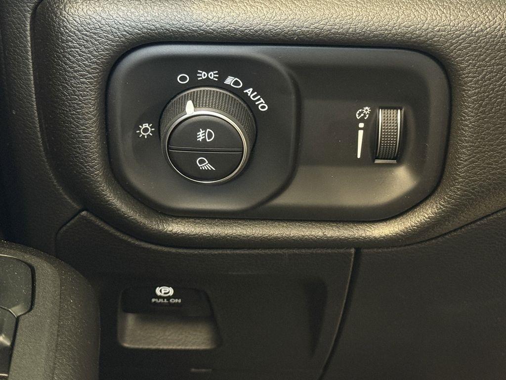 RAM 1500 Tradesman Crew Cab SWB 4WD 2025