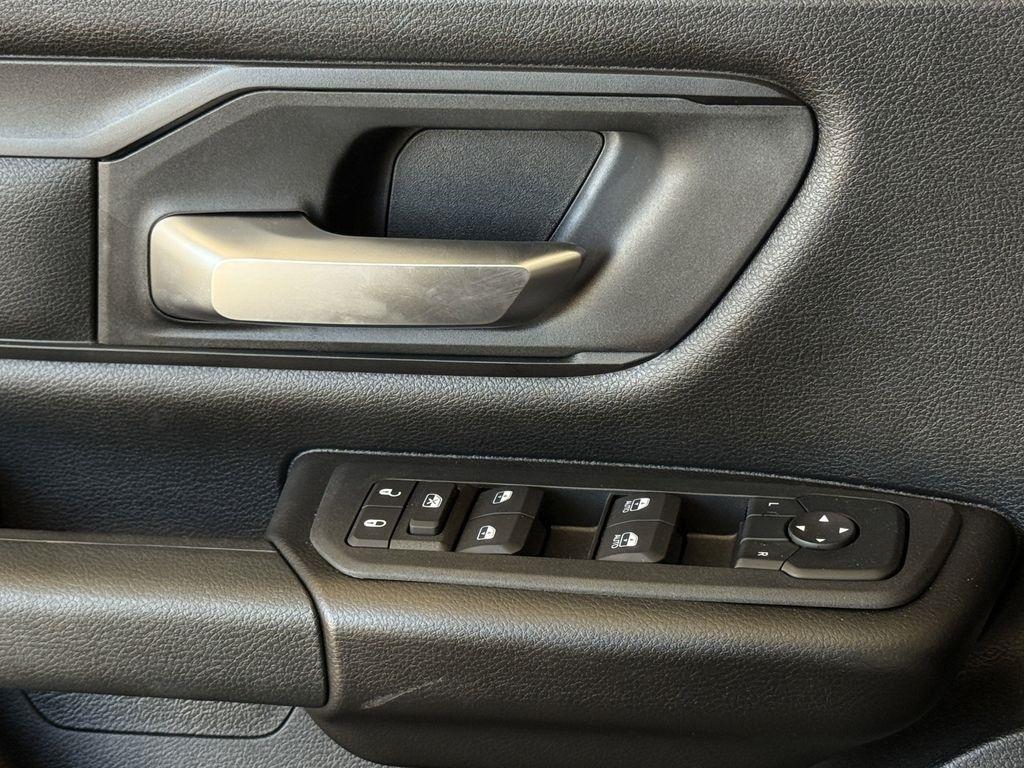 RAM 1500 Tradesman Crew Cab SWB 4WD 2025