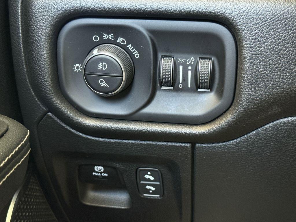 RAM 1500 Laramie Crew Cab SWB 4WD 2025