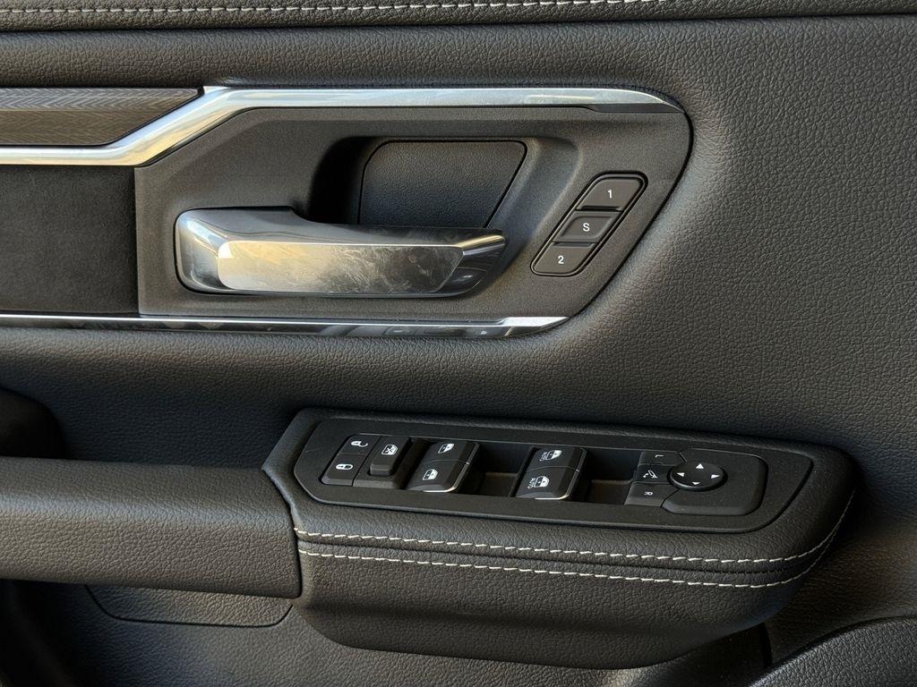 RAM 1500 Laramie Crew Cab SWB 4WD 2025