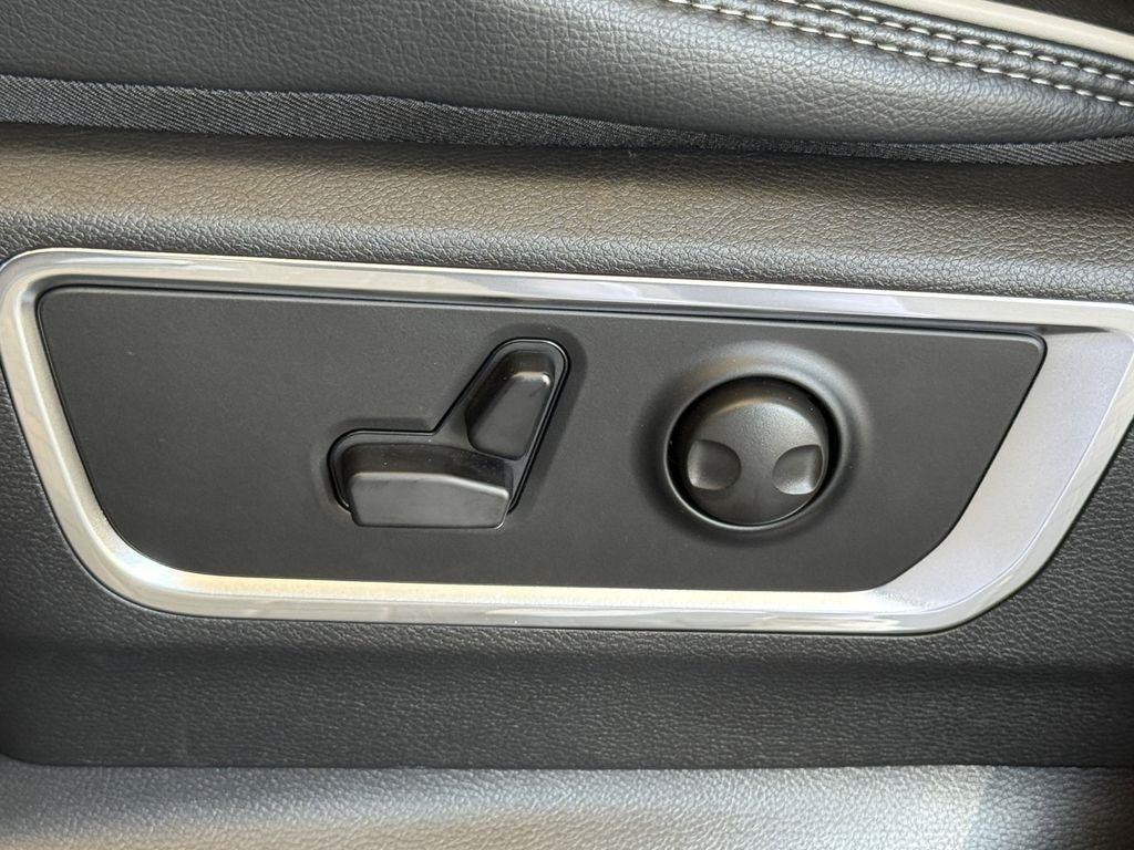 RAM 1500 Laramie Crew Cab SWB 4WD 2025