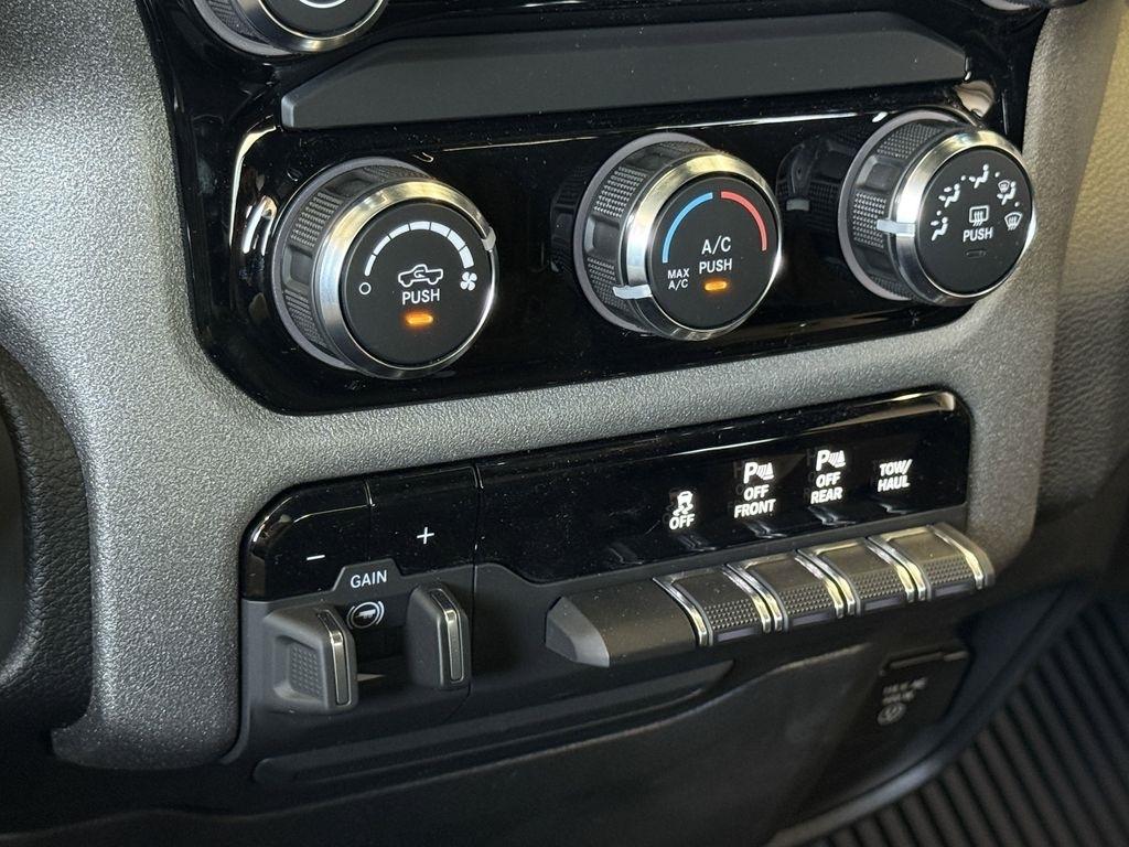 RAM 1500 Tradesman Crew Cab SWB 4WD 2025