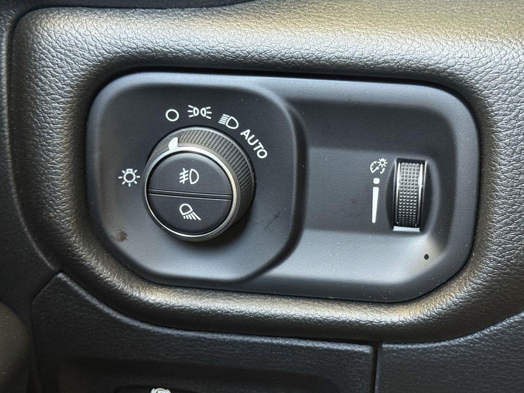 RAM 1500 Tradesman Crew Cab SWB 4WD 2025