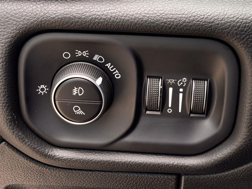 RAM 1500 Rebel Crew Cab SB 4WD 2025