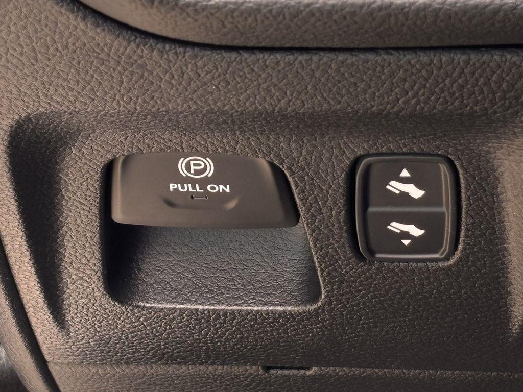 RAM 1500 Rebel Crew Cab SB 4WD 2025