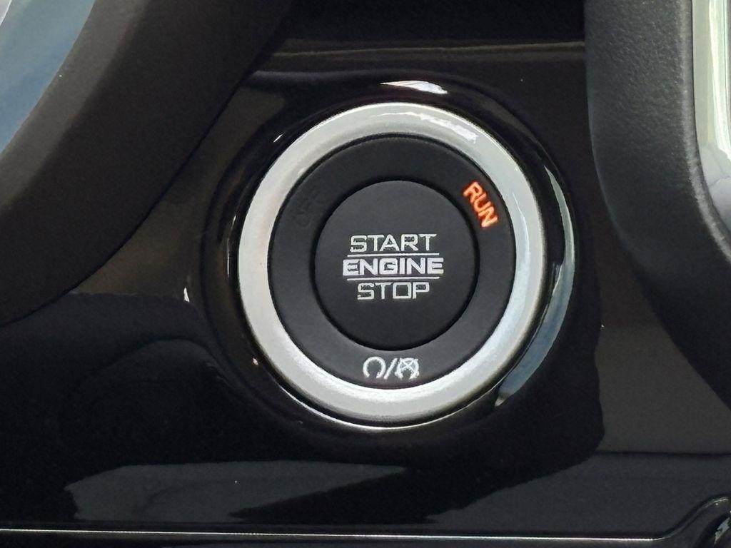 RAM 1500 Laramie Crew Cab SWB 4WD 2025