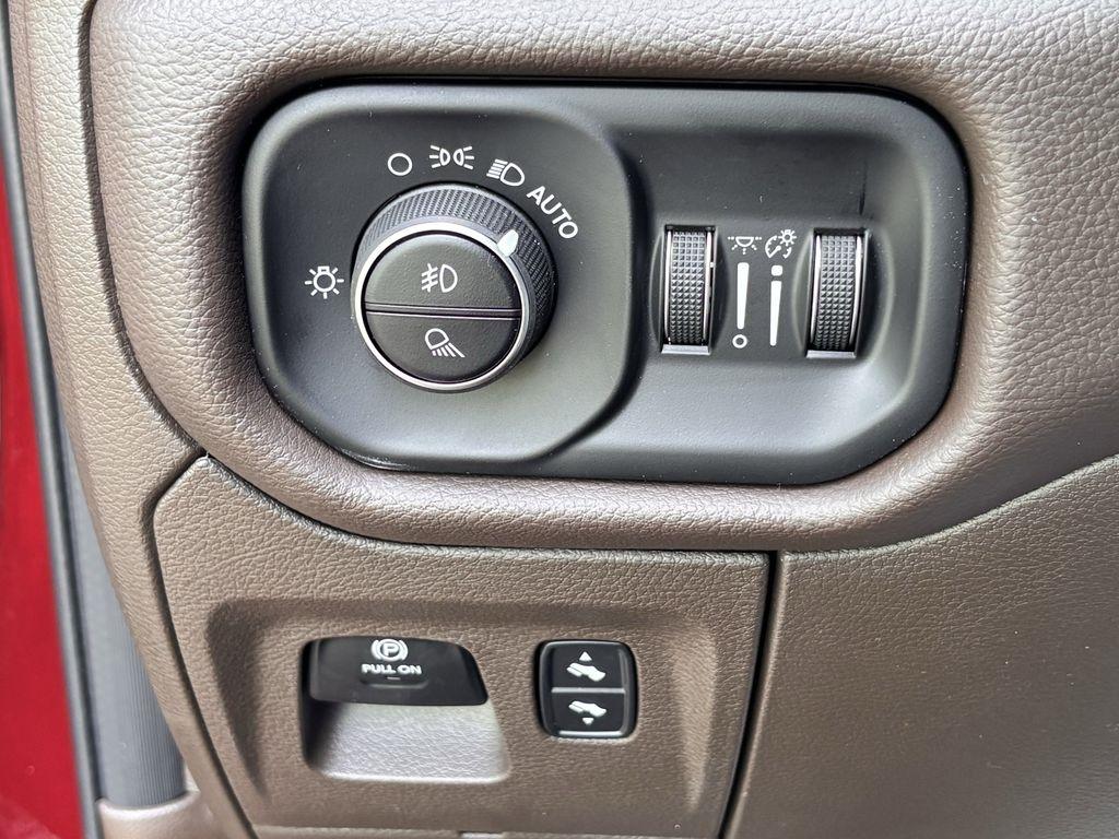 RAM 1500 Laramie Crew Cab SWB 4WD 2025