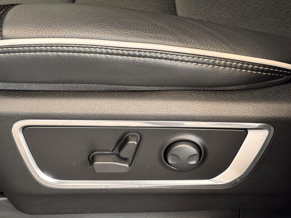 RAM 1500 Laramie Crew Cab LWB 4WD 2025