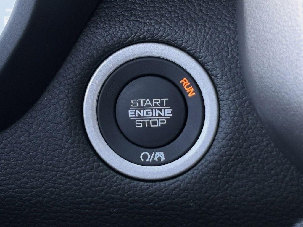 RAM 1500 Laramie Crew Cab SWB 4WD 2025