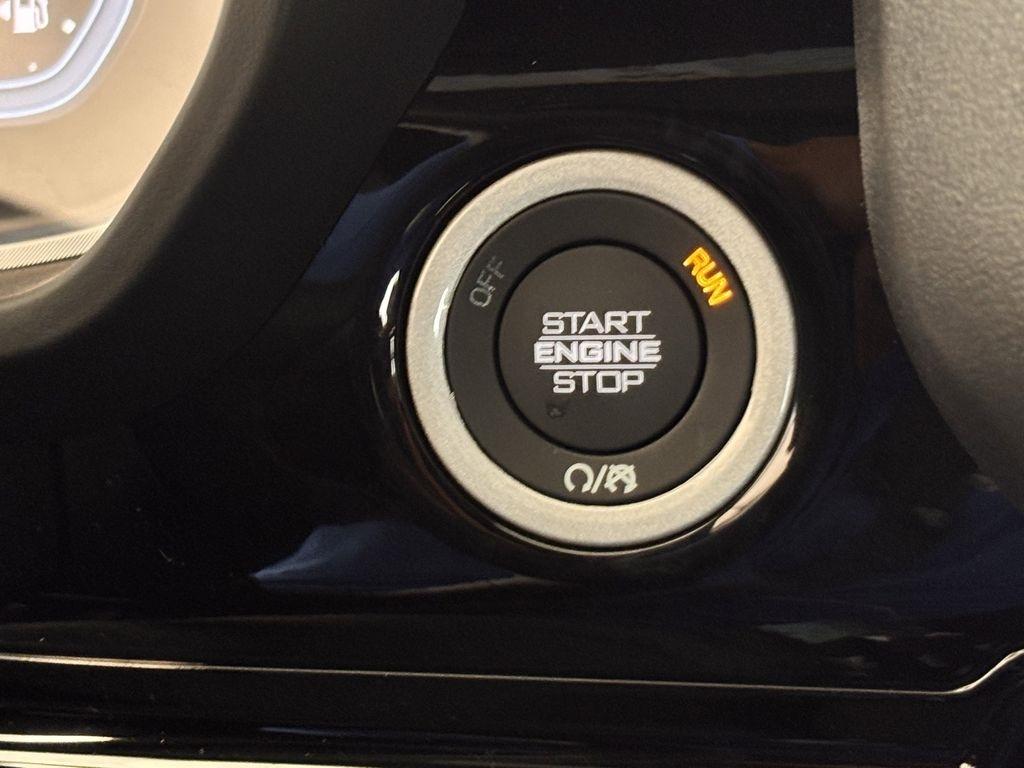 RAM 1500 Laramie Crew Cab SWB 4WD 2025