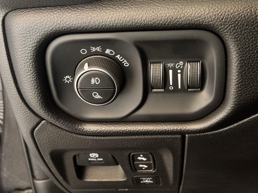 RAM 1500 Laramie Crew Cab SWB 4WD 2025