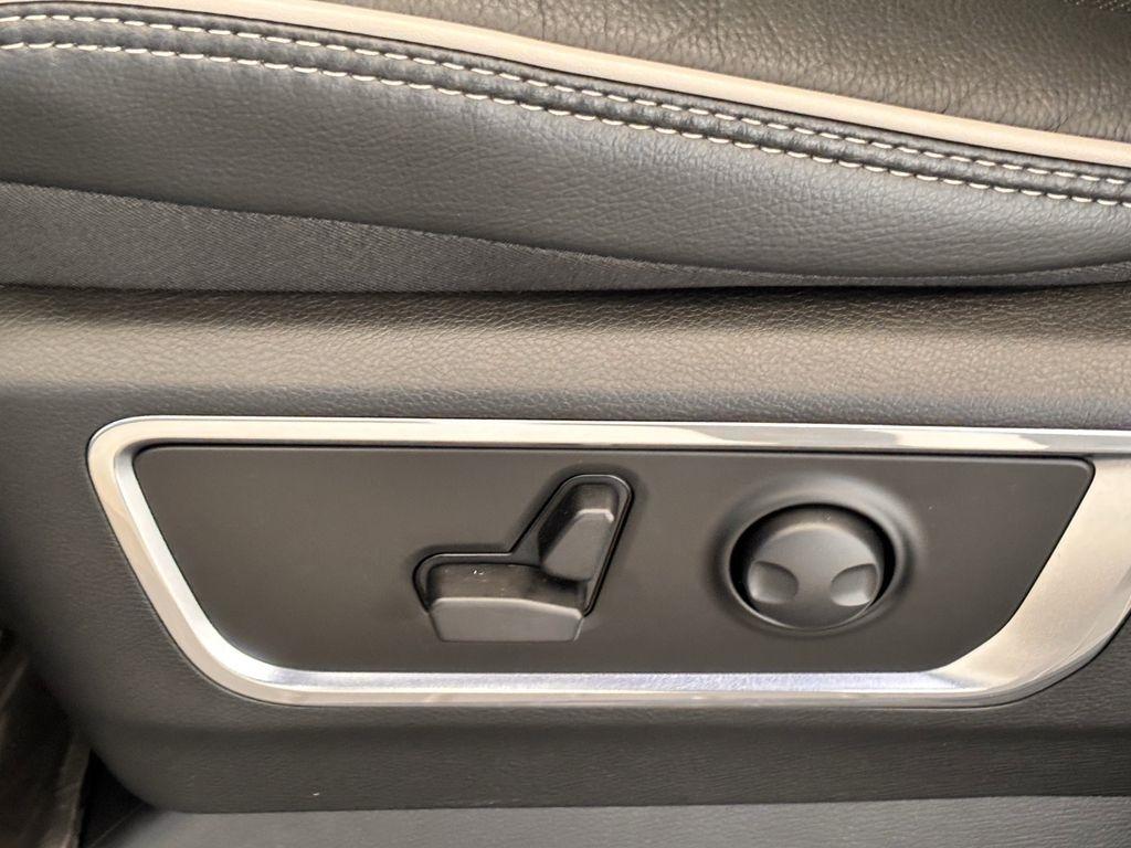 RAM 1500 Laramie Crew Cab SWB 4WD 2025