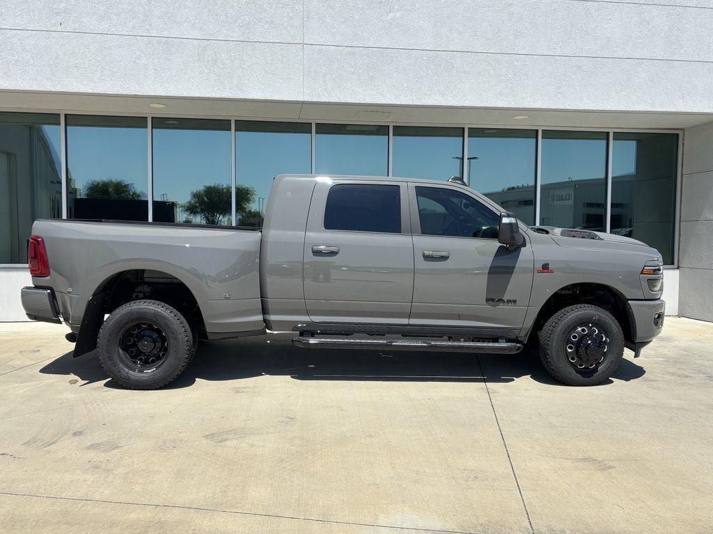 RAM 3500 Laramie Mega Cab 4WD DRW 2026