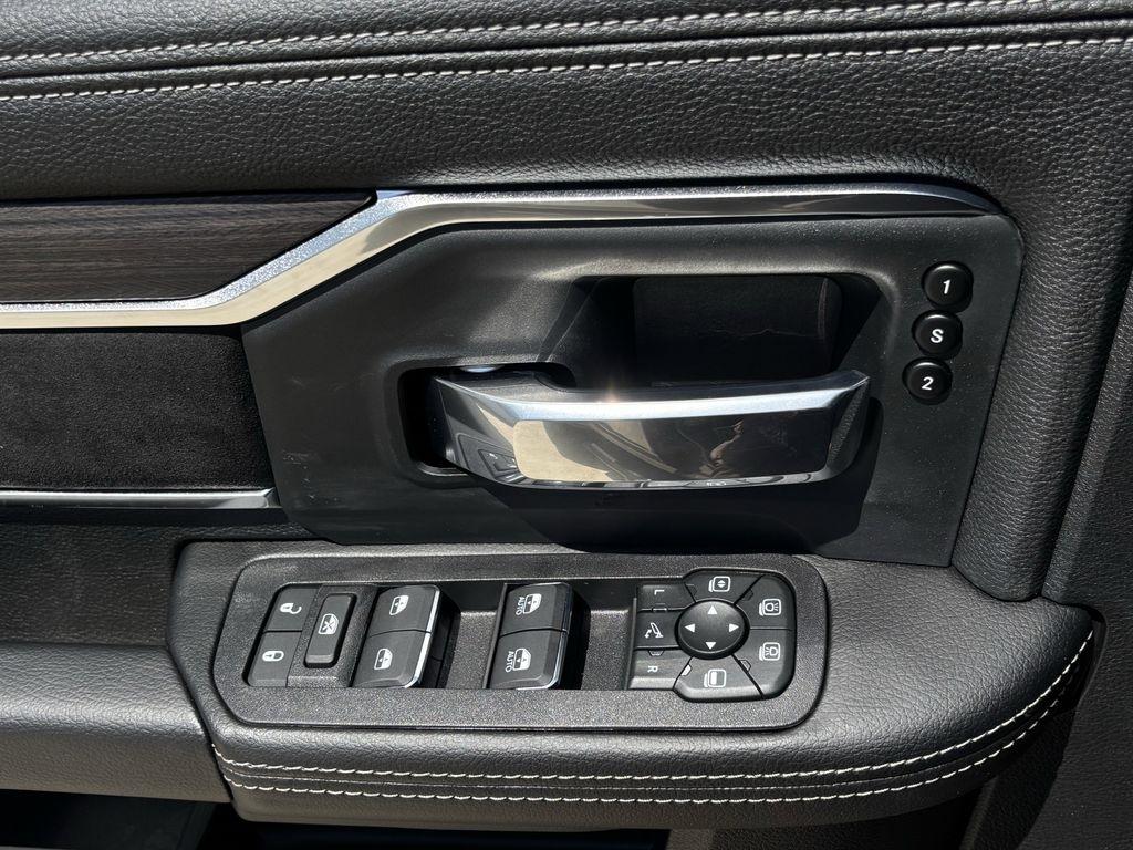 RAM 3500 Laramie Mega Cab 4WD DRW 2026