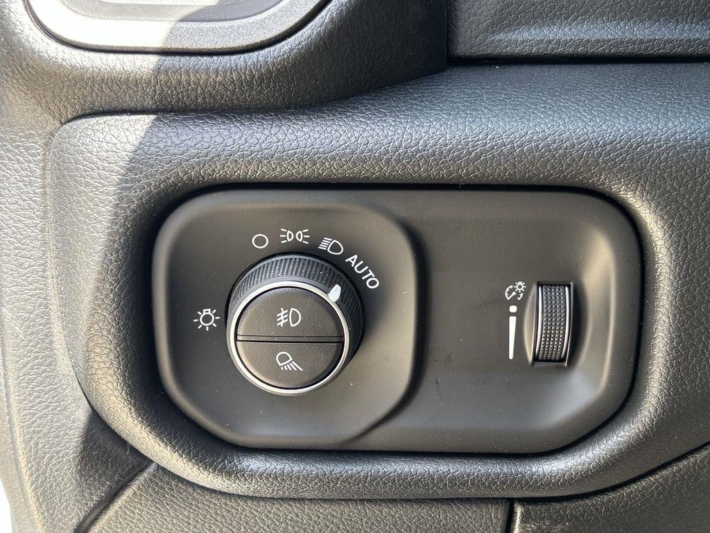RAM 3500 Tradesman Crew Cab 4WD DRW 2026