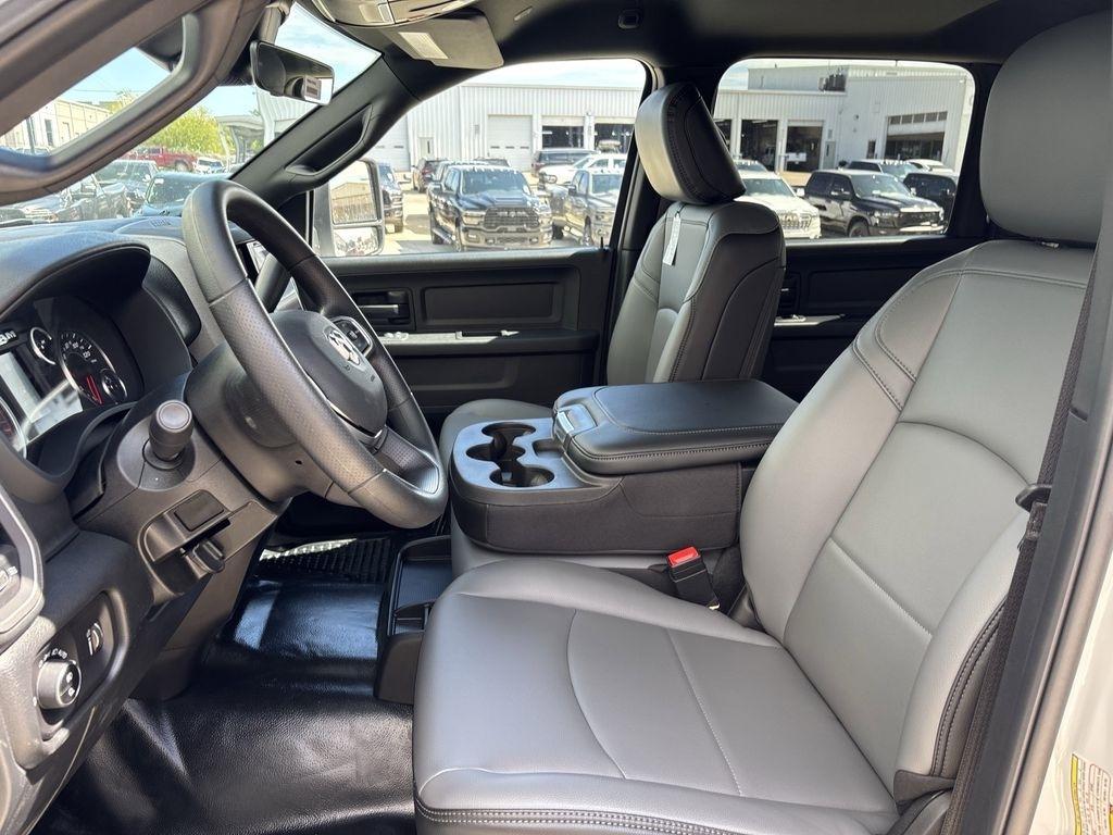 RAM 3500 Tradesman Crew Cab 4WD DRW 2026