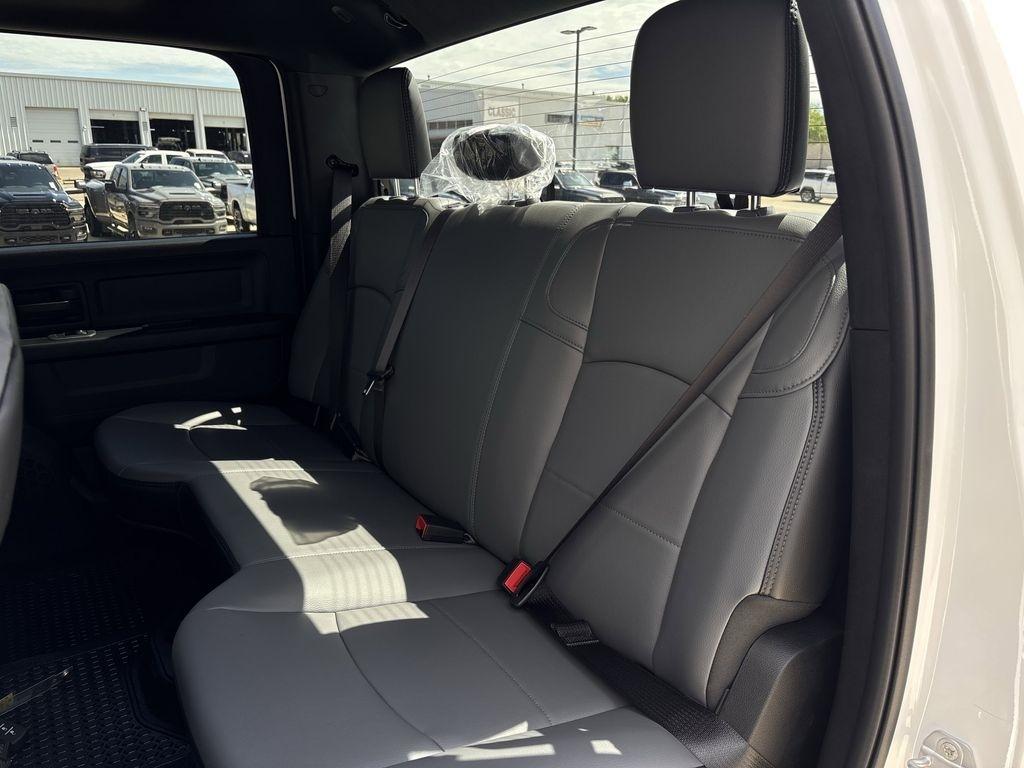 RAM 3500 Tradesman Crew Cab 4WD DRW 2026