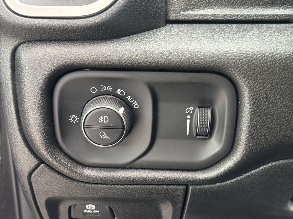 RAM 1500 Tradesman Crew Cab SWB 4WD 2026