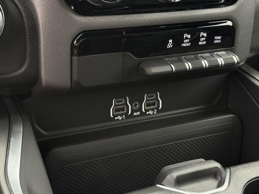 RAM 1500 Tradesman Crew Cab SWB 4WD 2026