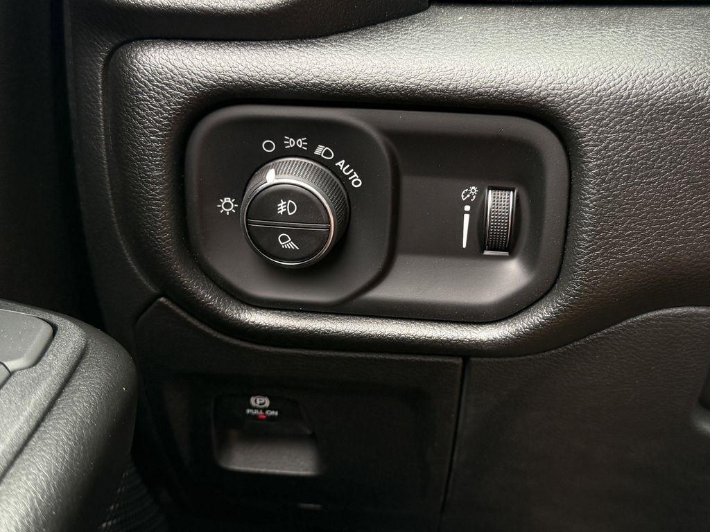 RAM 1500 Tradesman Crew Cab SWB 4WD 2026