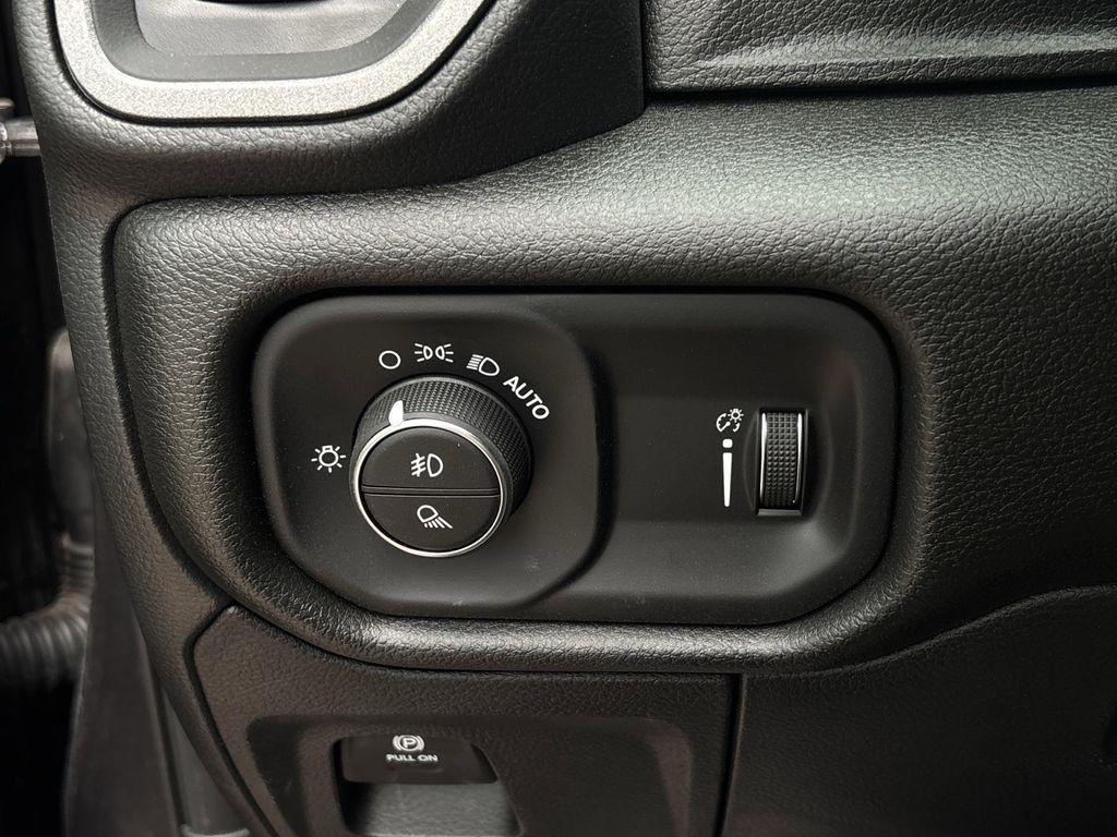 RAM 1500 Tradesman Crew Cab SWB 4WD 2026