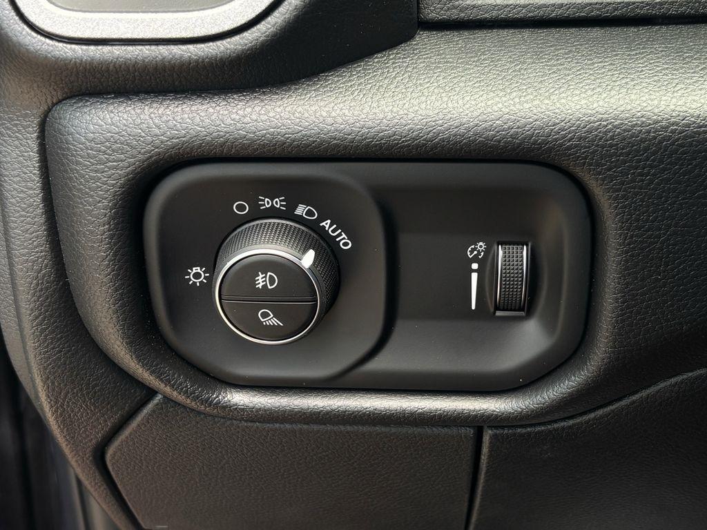 RAM 3500 Tradesman Crew Cab 4WD DRW 2026
