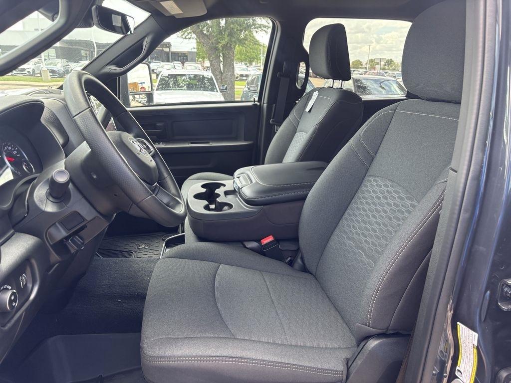 RAM 3500 Tradesman Crew Cab 4WD DRW 2026
